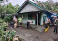 Polsek Pronojiwo dan SKD Gotong Royong Benahi Rumah Warga