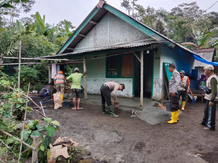 Polsek Pronojiwo dan SKD Gotong Royong Benahi Rumah Warga