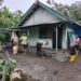 Polsek Pronojiwo dan SKD Gotong Royong Benahi Rumah Warga