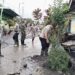 Sinergitas TNI Polri Bantu Bersihkan Rumah Warga Terdampak Banjir di Desa Nguter