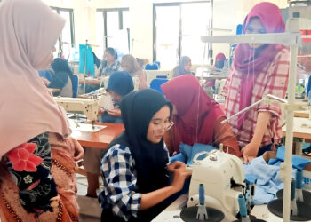 Pelatihan Kompetensi Menjahit bagi Pencari Kerja Lewat Program DBHCHT, Siapa Saja Mereka