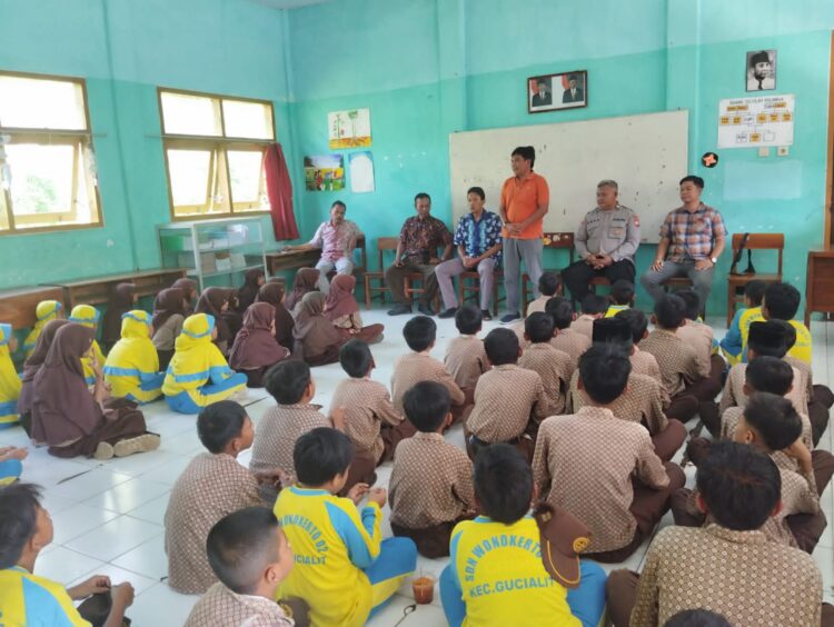 Satresnarkoba Polres Lumajang Edukasi Pelajar Tentang Bahaya Narkoba Sejak Dini