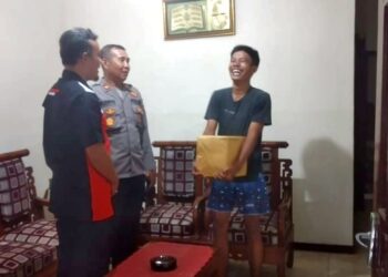 Wujud Kepedulian, Polisi Di Lumajang Jenguk Anggota KPPS yang Sakit