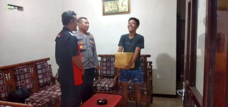 Wujud Kepedulian, Polisi Di Lumajang Jenguk Anggota KPPS yang Sakit
