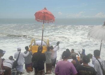 Polres Lumajang Kawal dan Amankan Upacara Melasti di Pantai Watu Godek Tempursari