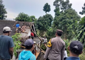 TNI – POLRI Bantu Evakuasi Pohon Tumbang dan Rumah Rusak Akibat Puting Beliung
