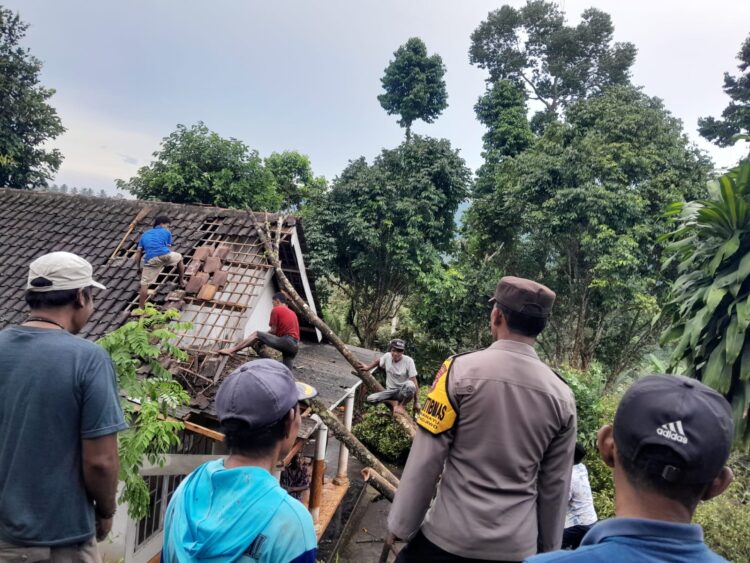 TNI – POLRI Bantu Evakuasi Pohon Tumbang dan Rumah Rusak Akibat Puting Beliung