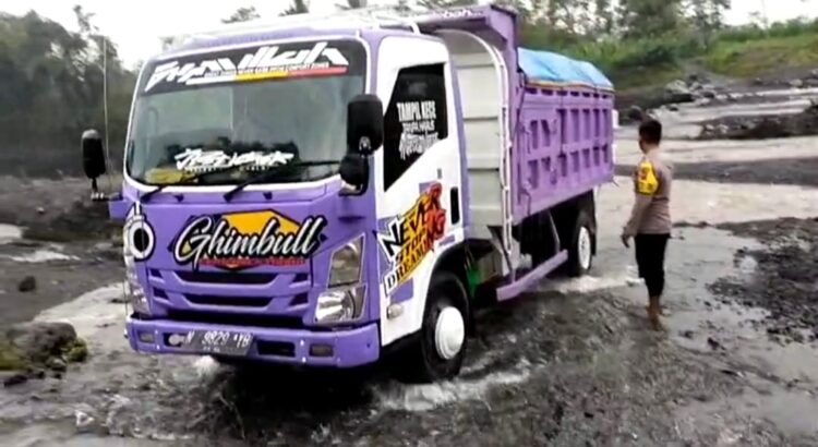 HIMBAUAN Polisi Kepada Warga dan Sopir Truck Yang Menyeberang Di Sungai