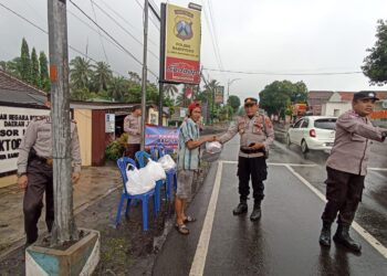 Peduli Sesama, Polsek Ranuyoso Bagikan Takjil Gratis Kepada Masyarakat Jelang Buka Puasa