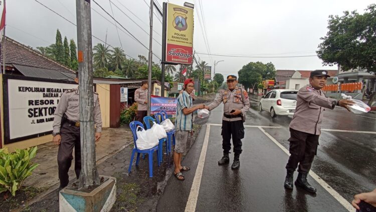 Peduli Sesama, Polsek Ranuyoso Bagikan Takjil Gratis Kepada Masyarakat Jelang Buka Puasa