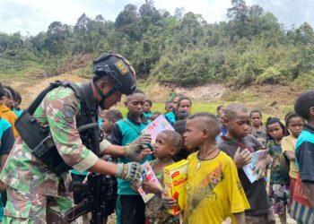 Sambut kembalinya Guru di SD Inpres Dal, Satgas Yonif 433/JS Adakan Jumat Berkah Tarik Minat Belajar Anak-Anak di Distrik Dal untuk kembali bersekolah.