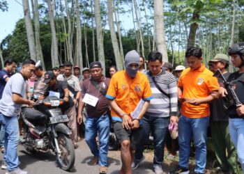 Polres Lumajang Gelar Rekonstruksi Pencurian Sepeda Motor di Kunir