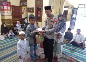 Berbagi di Bulan Suci Ramadhan, Kapolsek Yosowilangun Santuni Anak Yatim Piatu