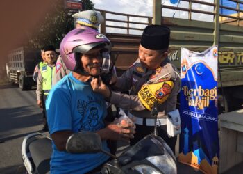 Ratusan Takjil Buka Puasa Dibagikan Satlantas Polres Lumajang ke Pengguna Jalan