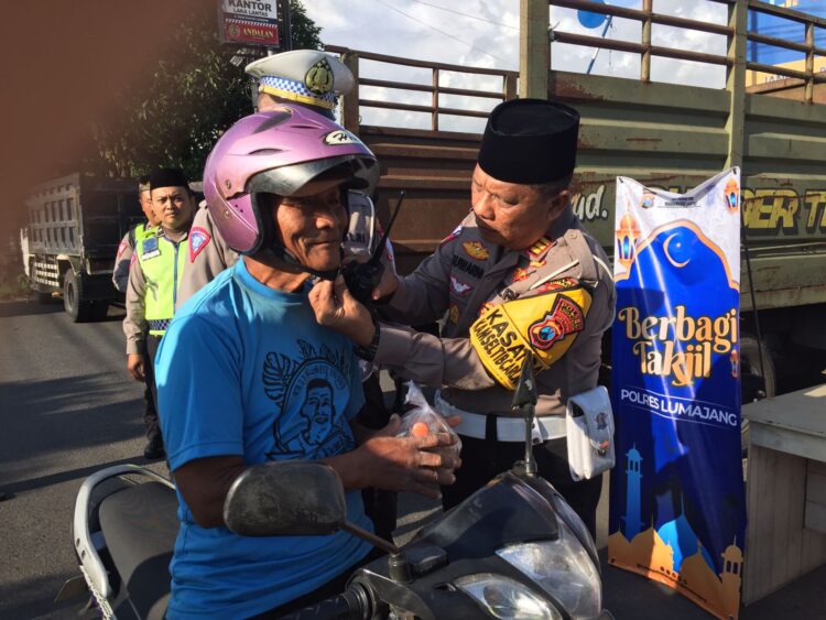Ratusan Takjil Buka Puasa Dibagikan Satlantas Polres Lumajang ke Pengguna Jalan