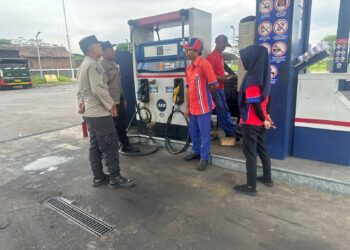 Jelang Lebaran Polsek Sumbersuko Cek SPBU Pastikan Stok Aman