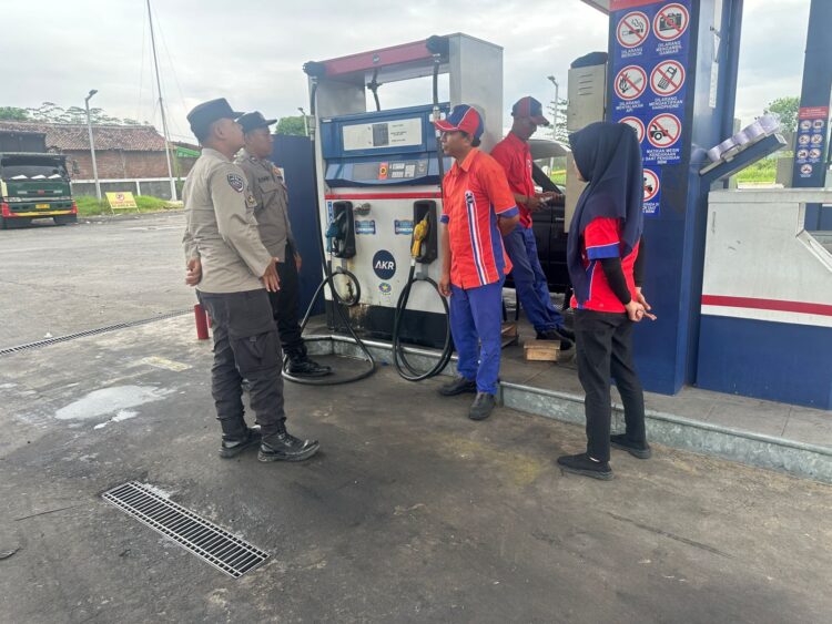 Jelang Lebaran Polsek Sumbersuko Cek SPBU Pastikan Stok Aman