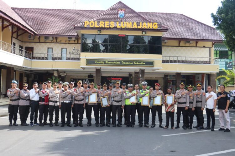 Berhasil Ungkap Kasus, Kapolres Lumajang Berikan Reward Kepada 14 Personil Polres Lumajang dan Masyarakat
