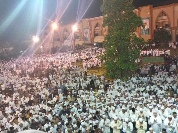 Puncak Haul Tradisi Ratusan Ribu Santri dan Alumni PP Mambaus Sholihin Berburu Keberkahan