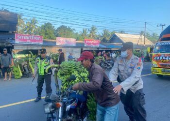 Petugas Pospam Lakukan Pengamanan dan Pengaturan Arus Lalu Lintas di Pasar Ranuyoso