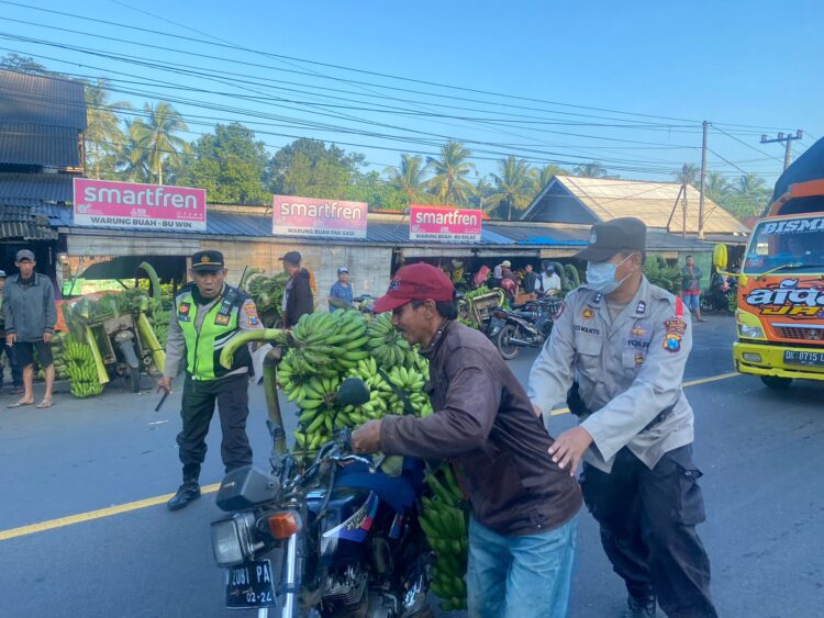 Petugas Pospam Lakukan Pengamanan dan Pengaturan Arus Lalu Lintas di Pasar Ranuyoso