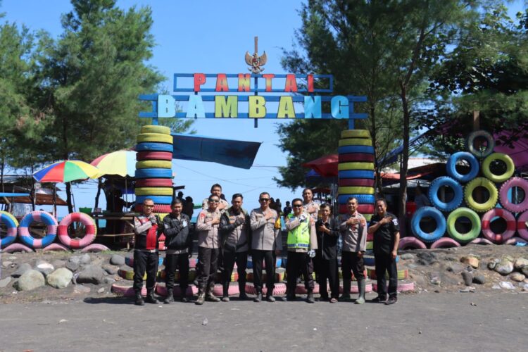 Pastikan Keamanan Pengunjung di Momen Libur Lebaran 2024, Kapolres Lumajang Tinjau Wisata Pantai