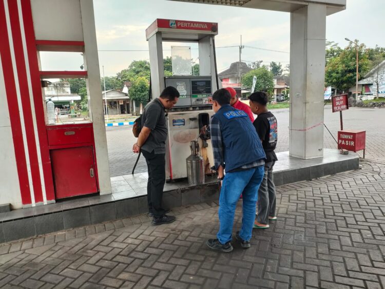 Pastikan Stok BBM, Satreskrim Polres Lumajang Cek SPBU