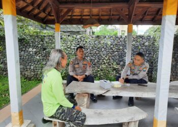 Dialogis Dengan Warga, Kapolsek Senduro Berikan Himbauan Kamtibmas