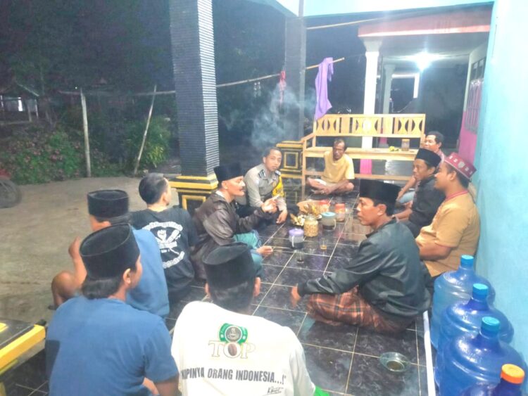 Sambangi Pos Kamling, Polsek Kunir Sampaikan Imbauan Kamtibmas