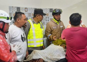 Berjibaku, TNI-Polri Bersama Warga Evakuasi Korban Tertimbun Tanah Longsor di Pronojiwo