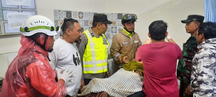 Berjibaku, TNI-Polri Bersama Warga Evakuasi Korban Tertimbun Tanah Longsor di Pronojiwo