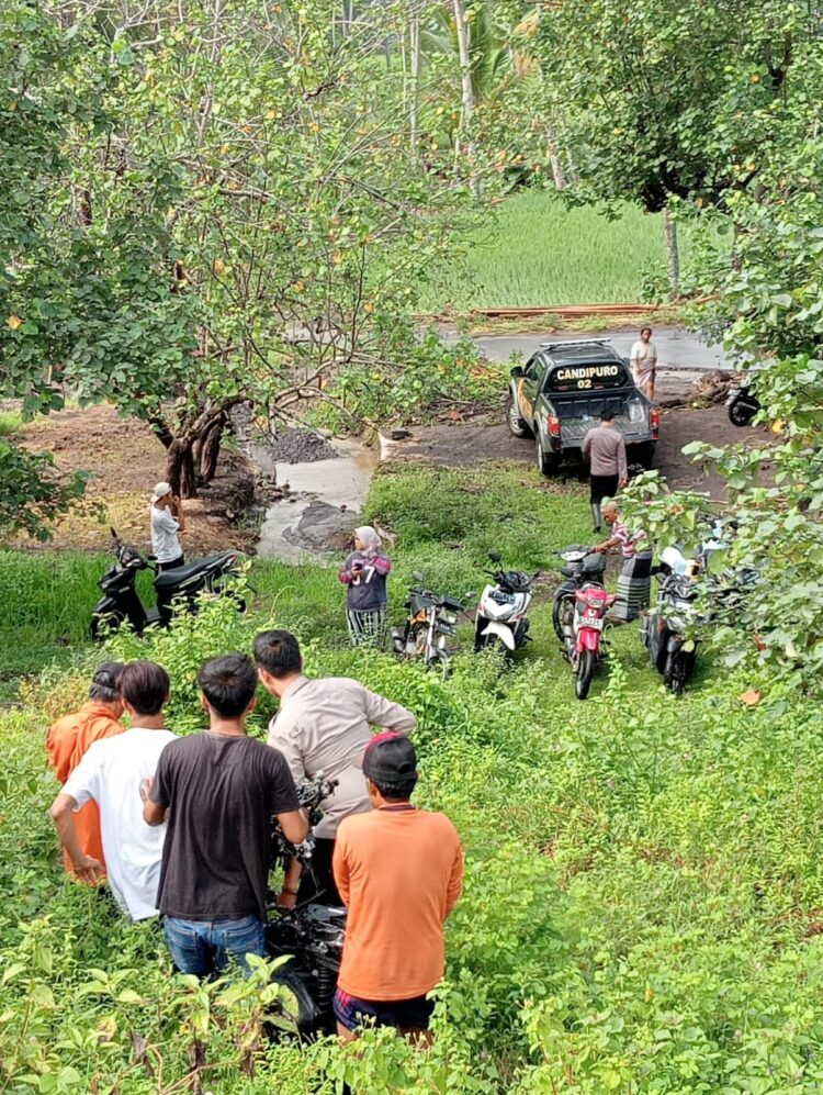Polres Lumajang Bersama Warga Evakuasi Korban Pasutri Akibat Diterjang Banjir Lahar Semeru