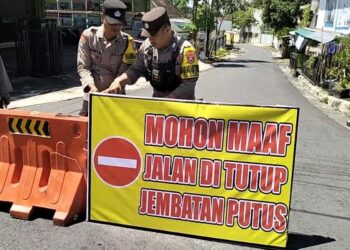 Jembatan Ambruk Diterjang Banjir di Pasirian, Polisi Pasang Banner Himbauan