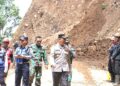 Kapolres Lumajang Bersama Dandim 0821 gerak cepat Cek Lokasi Longsor Jalur Piket Nol