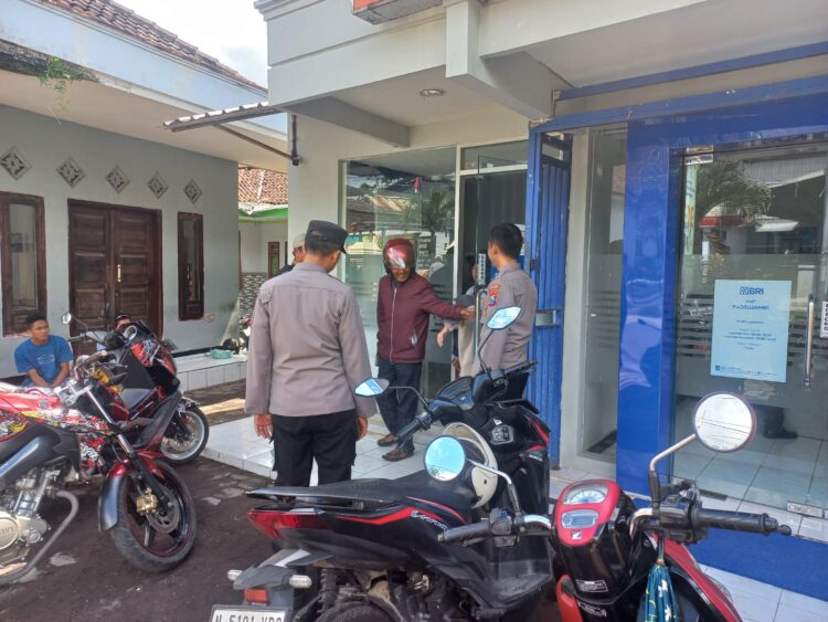 Memastikan Situasi Kemanan di Bank BRI Polsek Pasrujambe Patroli Bank BRI
