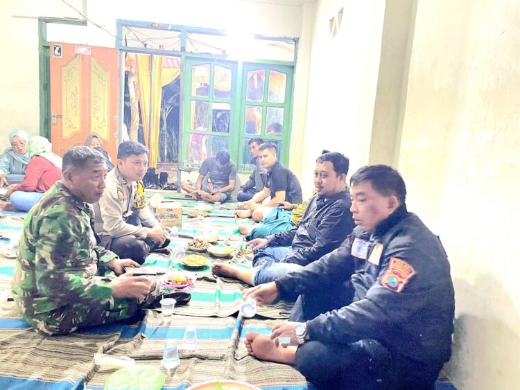 Patroli Sambang Desa, Kapolsek Kedungjajang Ajak Masyarakat Jaga Kamtibmas