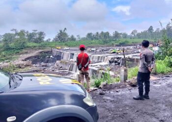 Polsek Pasrujambe Pantau Debit Air Sungai Besuk Sat
