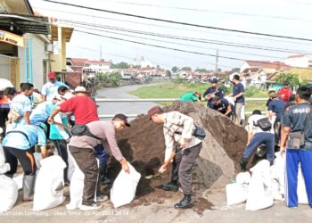 Pasca Banjir Lahar Dingin Semeru, TNI-POLRI Bersama Warga Gotong Royong Membuat Tanggul Darurat