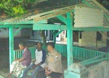 Anggota Polsek Tempeh Berikan Himbauan kepada warga yang melaksanakan Siskamling