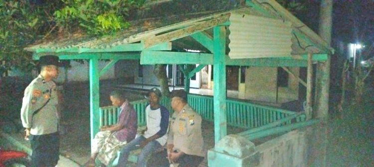 Anggota Polsek Tempeh Berikan Himbauan kepada warga yang melaksanakan Siskamling