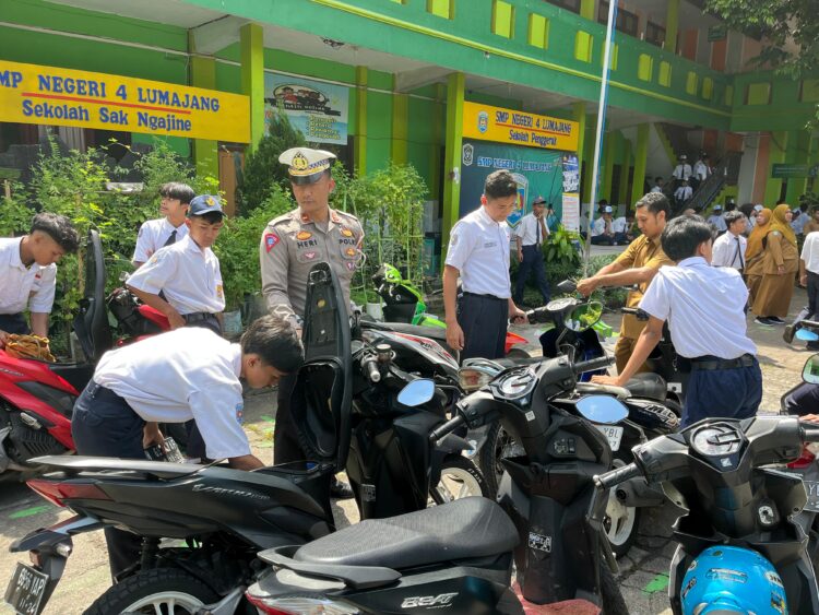 Satlantas Sosialisasi di SMPN Lumajang, Kasatlantas: Pelajar Harus Tertib Berlalu Lintas