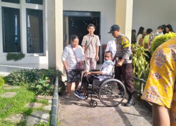 Beri Layanan Terbaik, Polisi Dorong Kursi Roda Seorang Lansia Usai Ibadah di Gereja