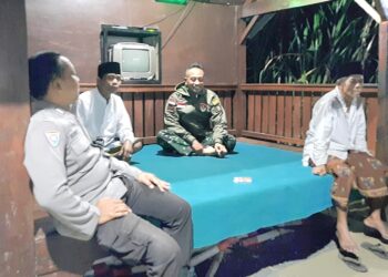 Jagongan Dengan Masyarakat Di Pos Kamling, Bhabinkamtibmas Polsek Senduro Titip Pesan Kamtibmas