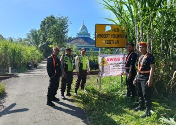 Antisipasi Laka di Perlintasan Kereta Api Tanpa Palang Pintu, Polri Bersama Polsus PJKA Pasang Himbauan Kewaspadaan