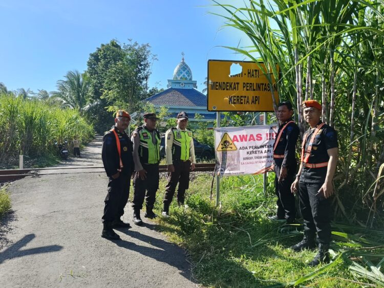 Antisipasi Laka di Perlintasan Kereta Api Tanpa Palang Pintu, Polri Bersama Polsus PJKA Pasang Himbauan Kewaspadaan