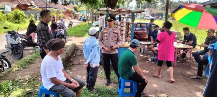 Sambangi SIM Keliling, Kapolsek Jatiroto Sampaikan Pesan Kamtibmas Kepada Warga