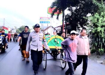 Polisi Peduli, Anggota Polsek Pasirian Gotong Keranda Jenazah Warga Ke Lokasi Pemakaman