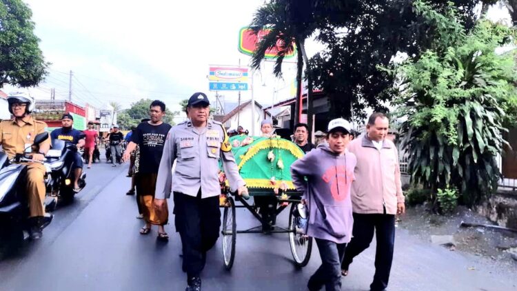Polisi Peduli, Anggota Polsek Pasirian Gotong Keranda Jenazah Warga Ke Lokasi Pemakaman