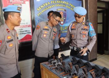 Pastikan Layak Digunakan, Bidpropam Polda Jatim bersama Sipropam Polres Lumajang Cek Senpi Dinas Anggota