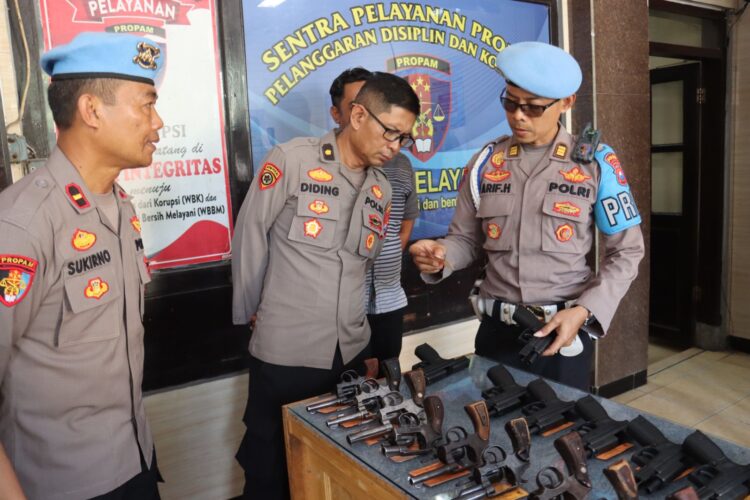 Pastikan Layak Digunakan, Bidpropam Polda Jatim bersama Sipropam Polres Lumajang Cek Senpi Dinas Anggota